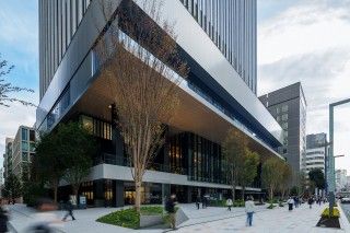 戸田建設株式会社プレスリリースより TODA BUILDING 広場の様子 Photo: Ryohei Tomita